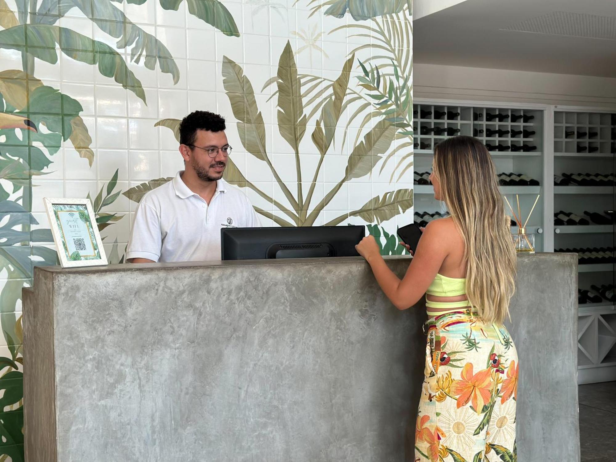 Passagem Concept Hotel E Spa Cabo Frío Exterior foto A guest checking in at the front desk of a resort